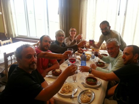 peregrinos brindando