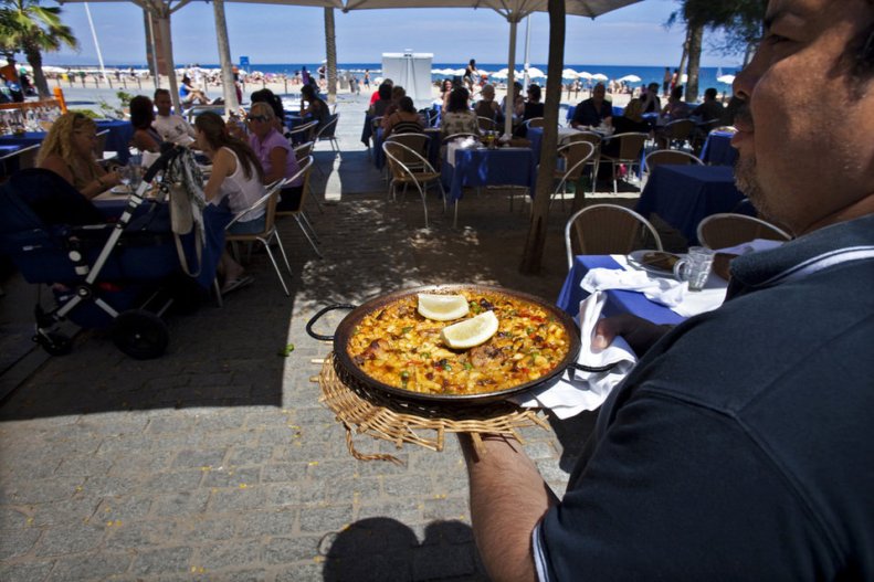 Un-camarero-se-dispone-a-servi_54314996046_54028874188_960_639